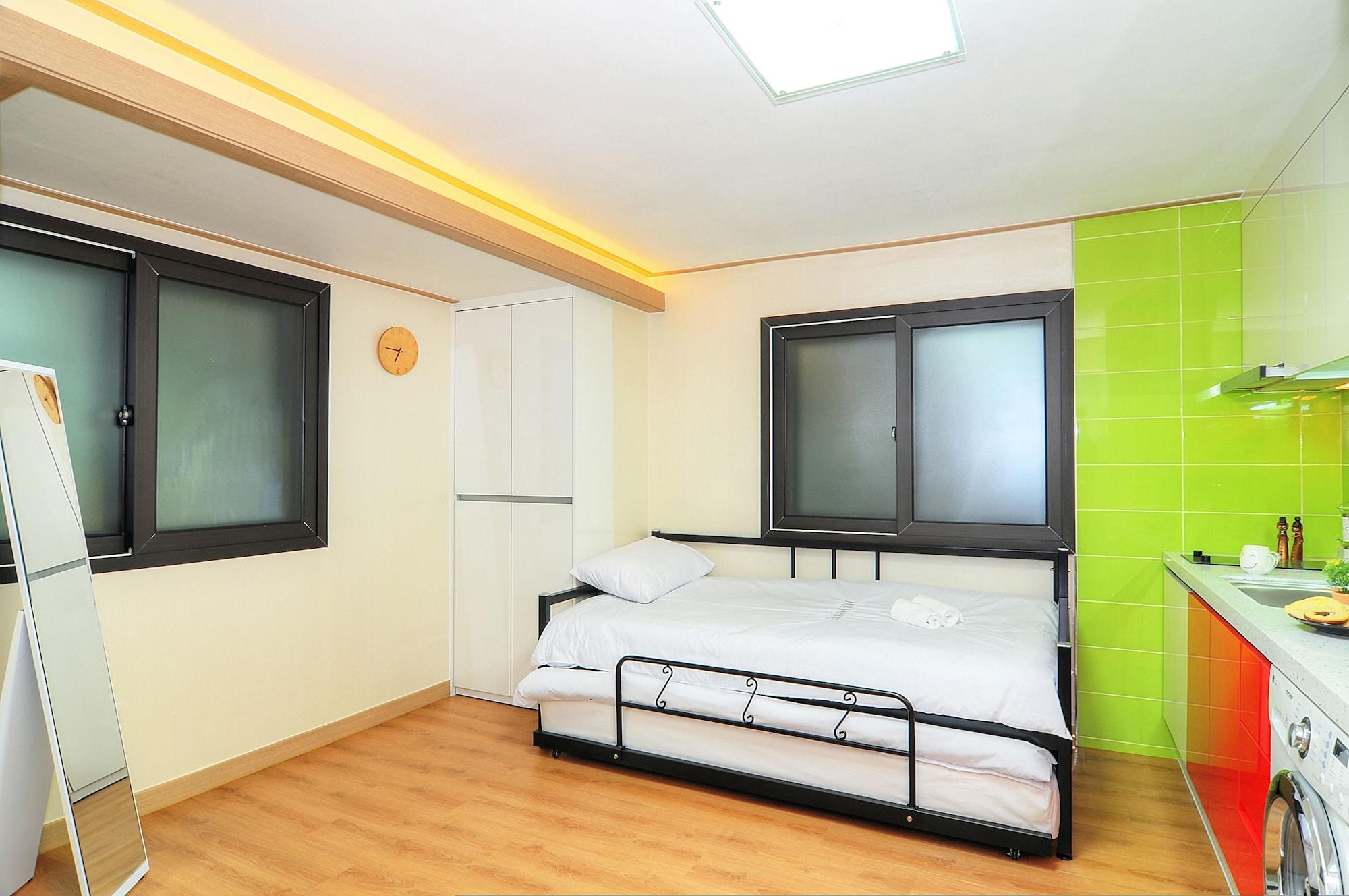 Hostel Kw Sinsa Seoul Bagian luar foto
