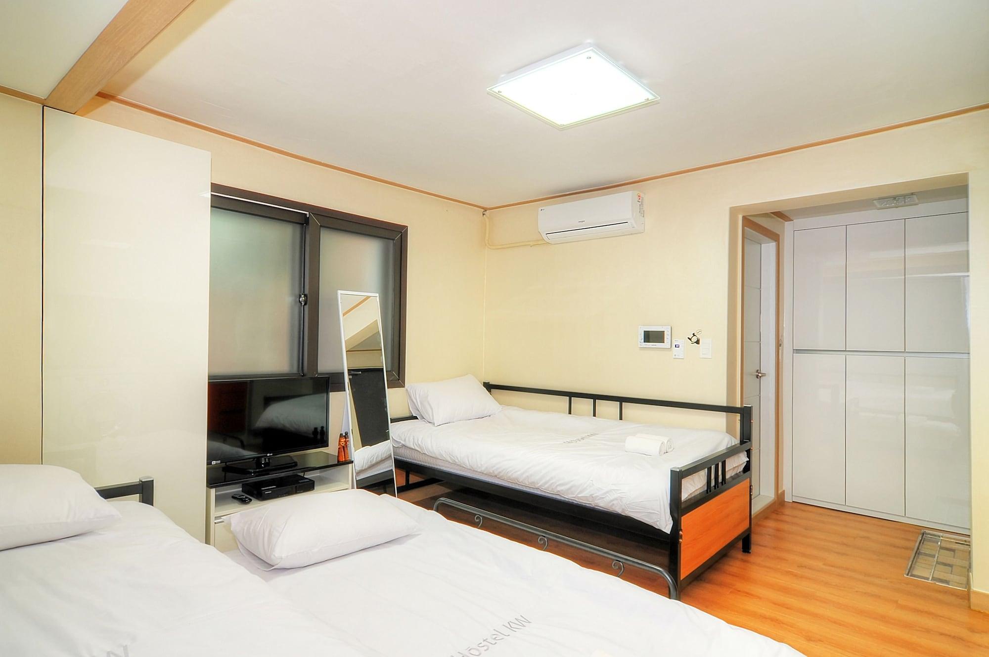 Hostel Kw Sinsa Seoul Bagian luar foto